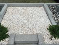 防草シートの上から玉砂利を敷いて完成